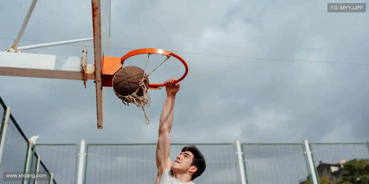 「万人呐喊，千场对决 —— 顶级赛事尽在指尖掌控！⚽立即购票，抢占黄金席位！」